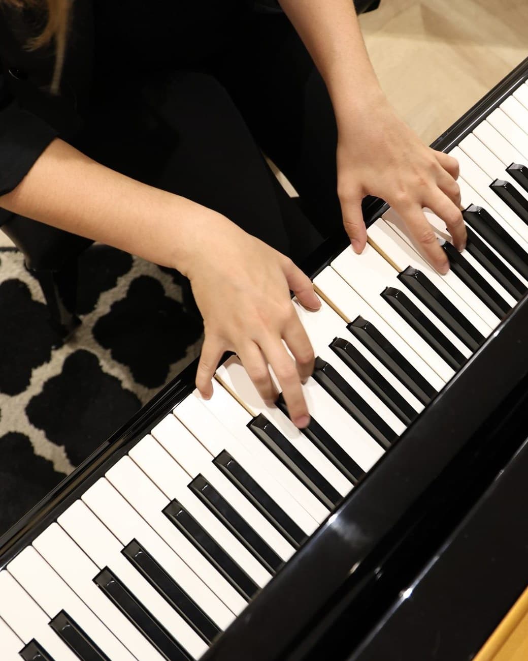 Detalle de las manos de Laura Ortega sobre el teclado del Kawai GX-2